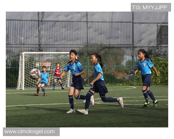 足球巨星携手美女同框亮相尽显绿茵场外独特魅力风采